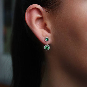 Aretes de esmeraldas con doble dije de halo de diamantes
