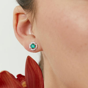 Aretes de esmeraldas con halo de diamantes